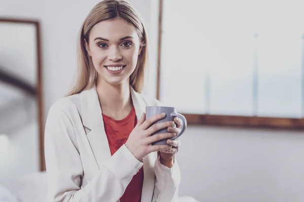 Portret van een jonge vrouw met een kopje thee — Stockfoto