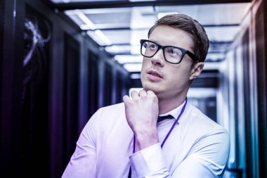 Yakışıklı düşünceli FBI ajanı dava çözme