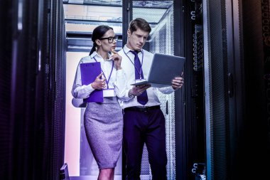 Dizüstü bilgisayar ekranına bakarak akıllı hoş adam