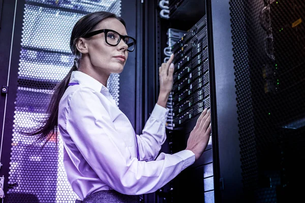 Sério mulher inteligente trabalhando como um hacker — Fotografia de Stock