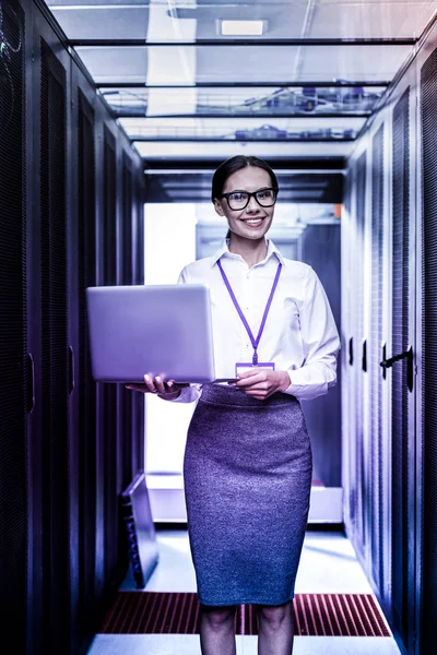 Mulher feliz alegre que trabalha no departamento de investigação — Fotografia de Stock