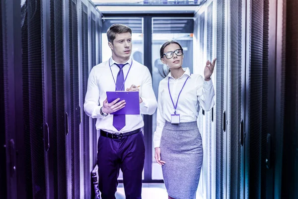 Smarta intelligenta kollegor arbetar tillsammans i par — Stockfoto