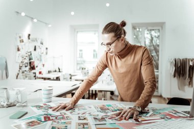 Uzun boylu uzun saçlı stilist moda okulu yer arıyorum