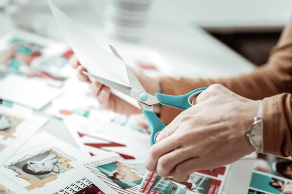 Professional van een modeschool snijden van de foto's voor de catalogus — Stockfoto