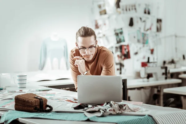 Joven diseñador de pelo largo de una escuela de moda que trabaja en un nuevo concepto — Foto de Stock