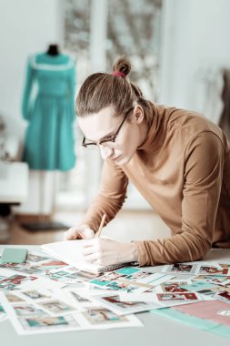 Çekici genç sarışın tasarımcı generation Y yapım notları