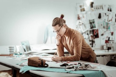 Genç uzun saçlı stilist moda okulu düşünmekten yeni konsept