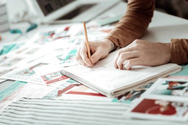 Profesyonel tasarımcı moda okulu yeni modellerin skeçler çizim
