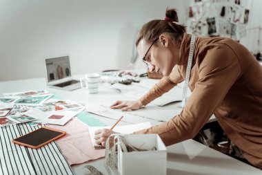 Gözlük ölçüleri belirterek bir moda okulda yakışıklı genç tasarımcı