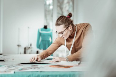 Uzun boylu genç Tasarımcısı'ndan ciddi seyir gözlük bir moda okulu