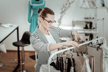 Gözlük arıyorum genç moda terzi konsantre