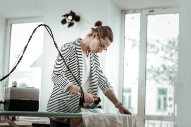 Özenli arıyorum uzun saçlı Genç yakışıklı moda tasarımcısı