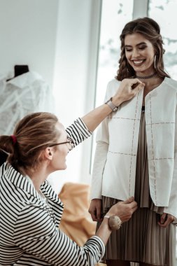 Genç güzel modeli ile olumlu gülümseyen büyük küpeler