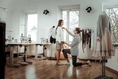 Bir galeride çalışma bej etek çok esmer modeli