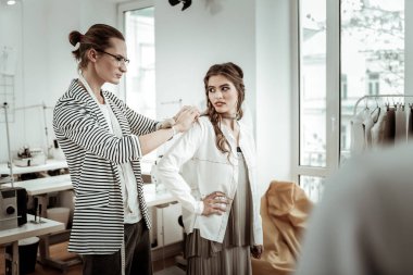 Esmer güzel modeli ile geniş kaşları yeni bir ceket üzerinde çalışıyor