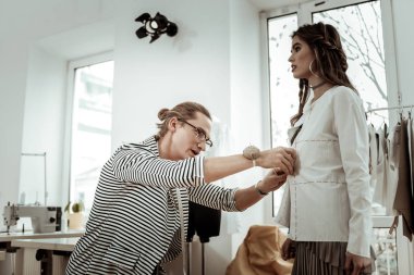 Esmer güzel modeli ile iyi hissediyor büyük küpeler