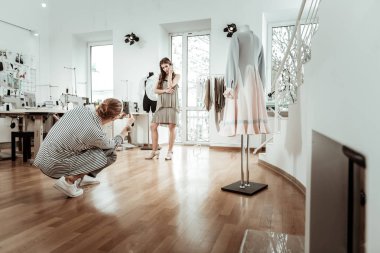 Uzun saçlı manken fotoğraf yapma gözlük tasarımcısında