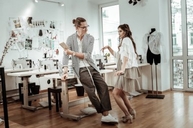 Eğleniyor bej elbise inanılmaz genç uzun saçlı modelinde