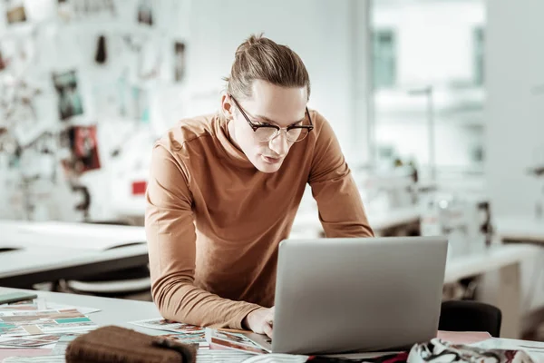 Az Y generáció fiatal tervező dolgozik a laptop — Stock Fotó