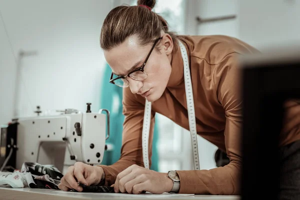 Jonge mode naaister in brillen tailoring een nieuwe jurk — Stockfoto