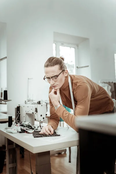 Hermosa modista de moda alta en una prenda marrón mirando atento —  Fotos de Stock