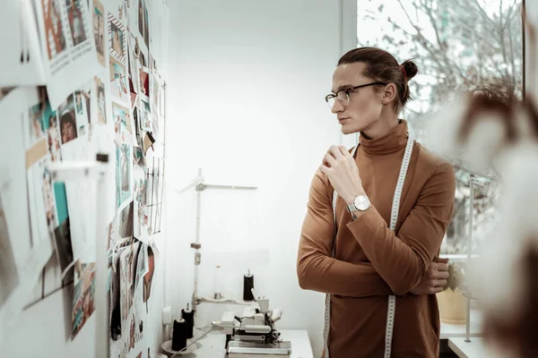 Fair-haired diseñador de moda forma generación Y mirando en serio — Foto de Stock