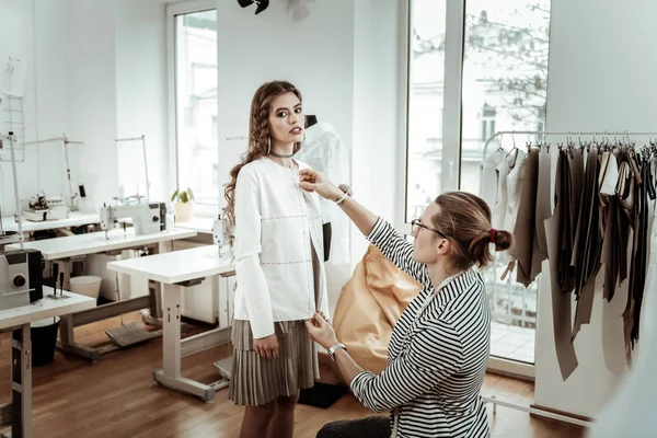 Şaşırtıcı gülen esmer kız duygu iyi bej etek