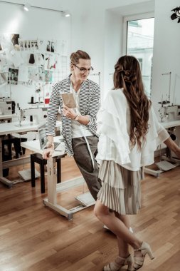 Stüdyoda dans bej elbise genç ve güzel uzun saçlı modeli