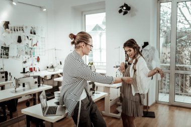 Yeni bir giysi kontrol gözlük uzun boylu yakışıklı terzi