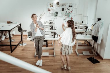 Harika bir bej elbise güzel model ile duygu uzun boylu yakışıklı terzi