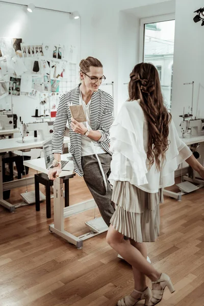 Stüdyoda dans bej elbise genç ve güzel uzun saçlı modeli