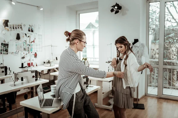 Yeni bir giysi kontrol gözlük uzun boylu yakışıklı terzi