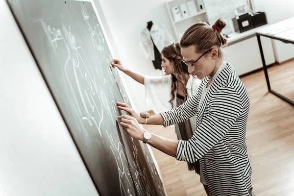 Meşgul gözlük yakışıklı uzun saçlı terzi ve bir güzel modeli arıyorum