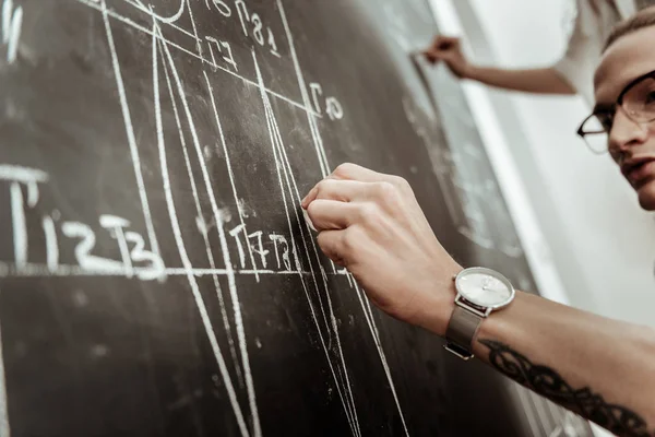 Uzun saçlı yakışıklı genç gözlük arıyorum tasarımcısında konsantre