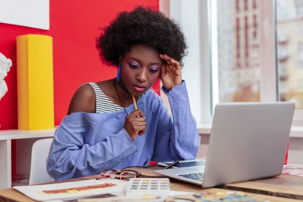 Internationale student gevoel drukke schrijven e-mail naar haar hoogleraar — Stockfoto