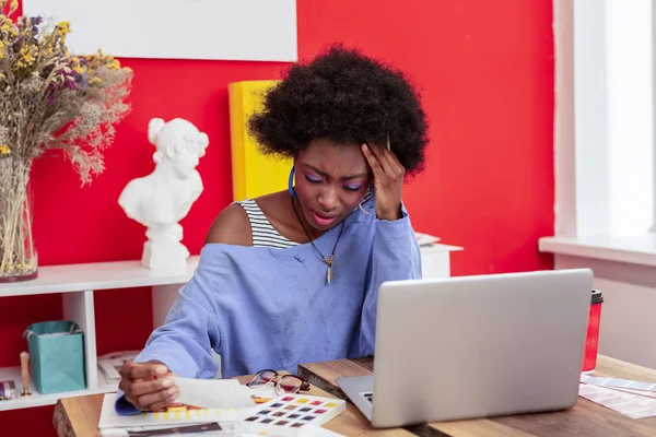 Hardwerkende artiest met sterke hoofdpijn terwijl het moe — Stockfoto