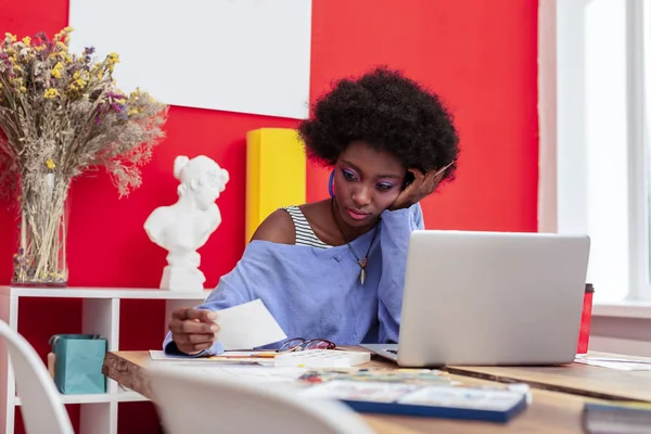 Interieur ontwerper gevoel vervelen terwijl het werken voor lang — Stockfoto