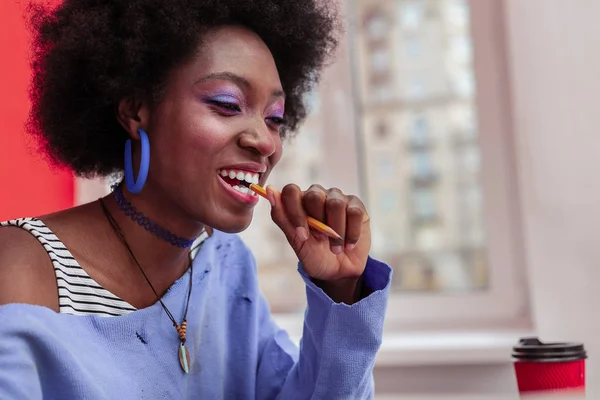 Afro-amerikansk designer bär snygga tillbehör innehar penna — Stockfoto