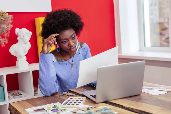 Designer d'intérieur choisissant les couleurs appropriées pour l'appartement — Photo