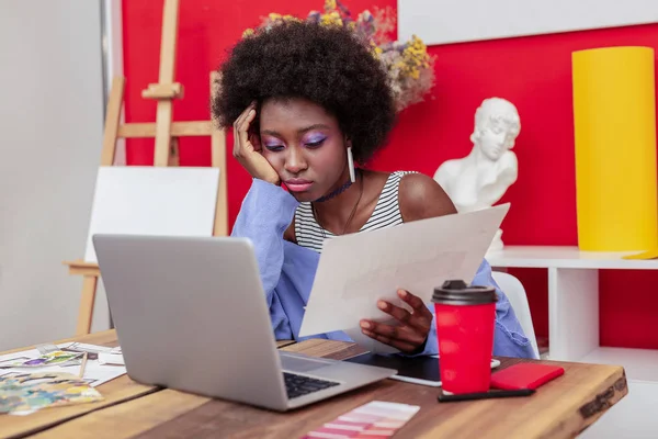 Interieur ontwerper moe en niet voldoen aan de termijnen voor project — Stockfoto