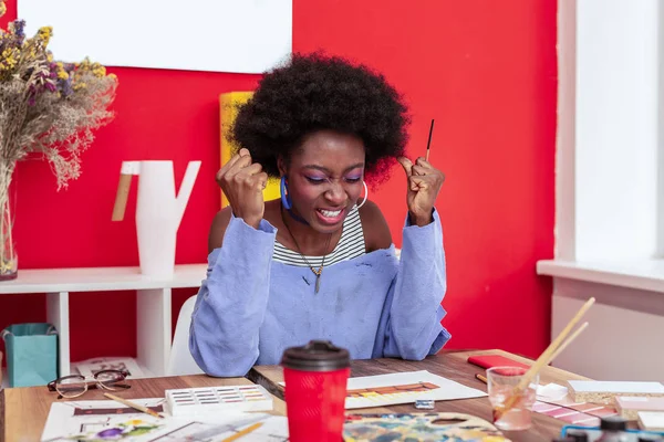 Interior designer sensazione estremamente aggressivo avere problemi sul lavoro — Foto Stock