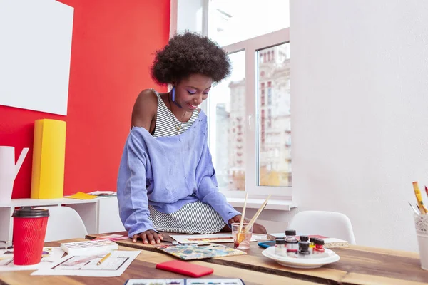 Travaille Dur Jeune Artiste Élégant Belle Robe Rayures Chemise Bleue — Photo