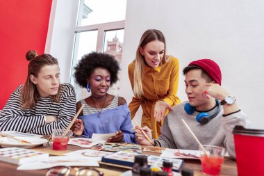 Genç Moda tasarımcılar onlarla konuşmaya sarışın takım lideri