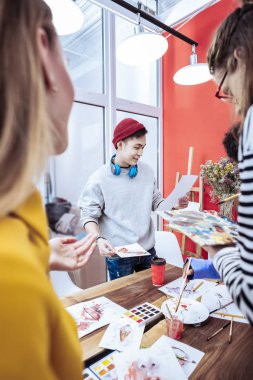 Onun proje sunan sanat okulu yakışıklı esmer öğrenci