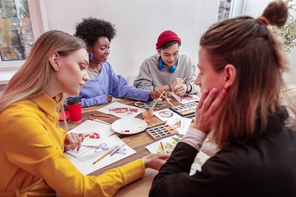 Dos parejas creativas que trabajan en el departamento de moda de la revista — Foto de Stock