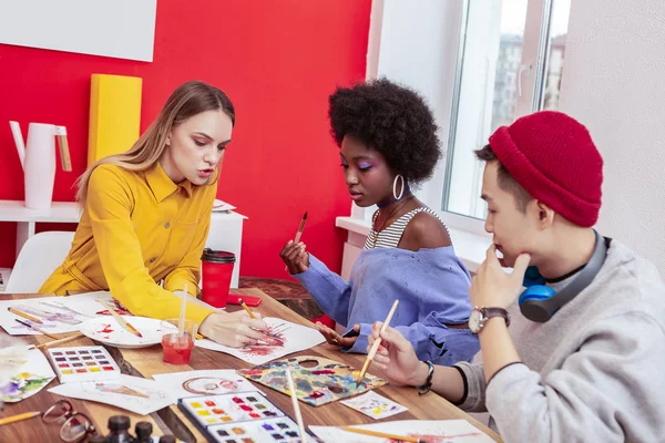 Rubia artista de pelo dando clase magistral a estudiantes talentosos — Foto de Stock