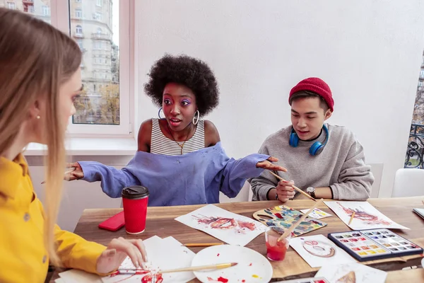 Estudante afro-americano se sente desconfortável trabalhando na classe — Fotografia de Stock