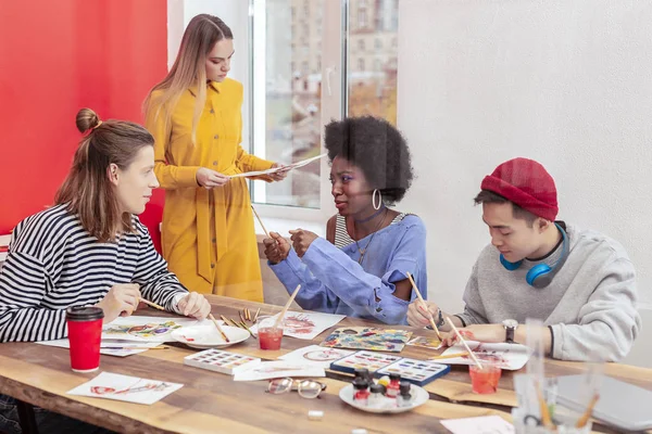 Elegantes estudiantes de arte con talento sintiéndose inspirados y ocupados — Foto de Stock