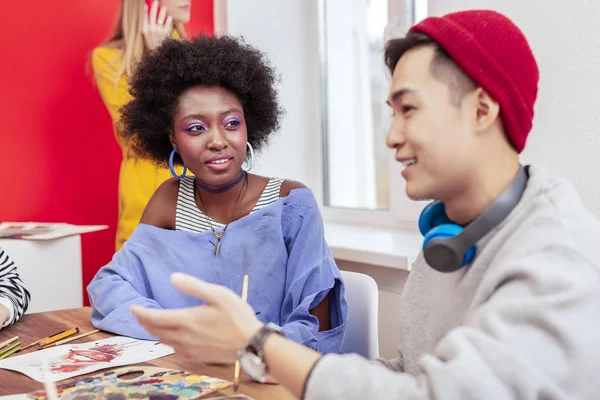 Casal de estudantes que estudam no departamento de arte conversando uns com os outros — Fotografia de Stock