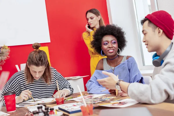 Pasantes en la revista de moda sintiéndose felices mientras trabajan — Foto de Stock